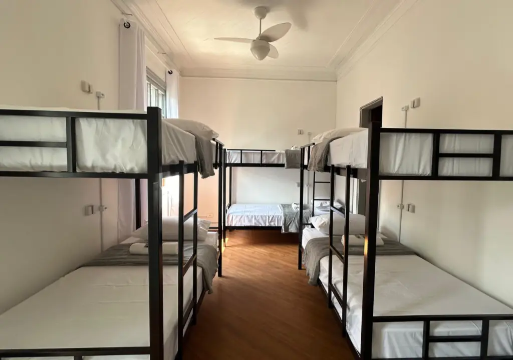 Quarto misto com 3 beliches